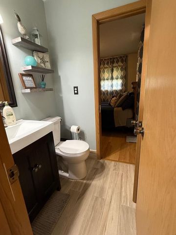 5610 W BOTTSFORD AVENUE, Greenfield, WI 53220