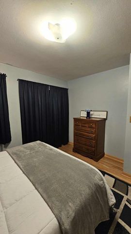 5610 W BOTTSFORD AVENUE, Greenfield, WI 53220