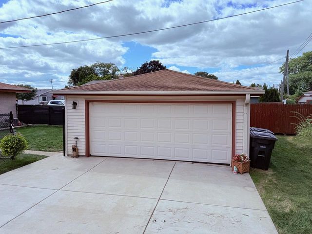 5610 W BOTTSFORD AVENUE, Greenfield, WI 53220