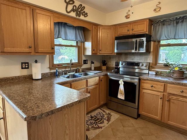 5610 W BOTTSFORD AVENUE, Greenfield, WI 53220