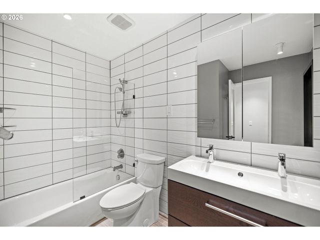 4360 Sw DICKINSON St 35, Portland, OR 97219