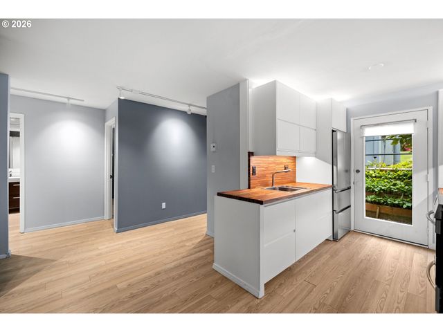 4360 Sw DICKINSON St 35, Portland, OR 97219