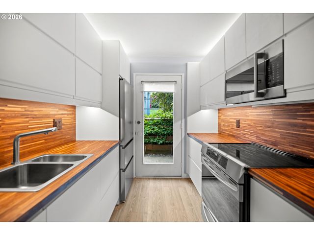 4360 Sw DICKINSON St 35, Portland, OR 97219