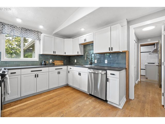 12061 Se SUNNYCREEK Ln, Clackamas, OR 97015