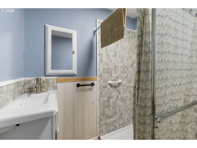 12061 Se SUNNYCREEK Ln, Clackamas, OR 97015
