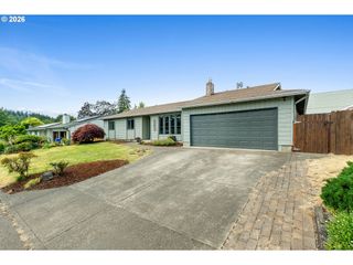 12061 Se SUNNYCREEK Ln, Clackamas, OR 97015