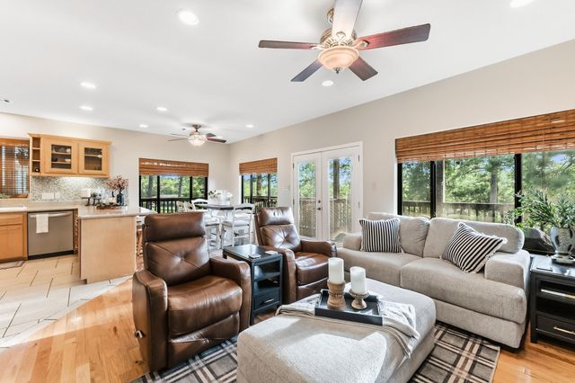 48 Hillsborough Drive, Huntsville, TX 77340