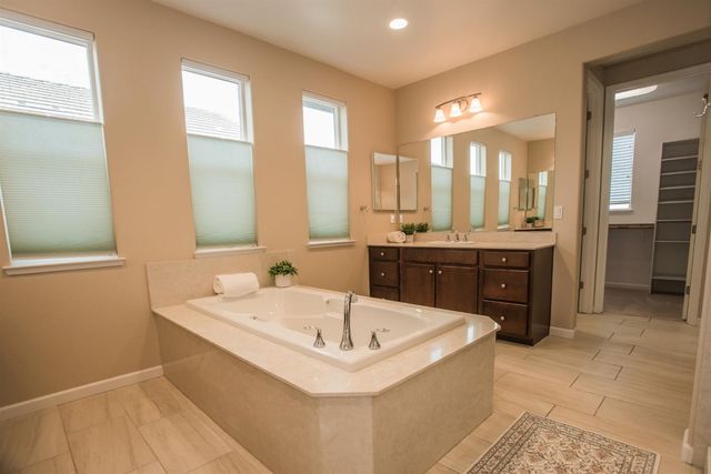 9924 Sintra Way, Elk Grove, CA 95757
