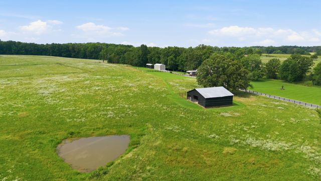 1955 Trace Creek Road, Mc Ewen, TN 37101