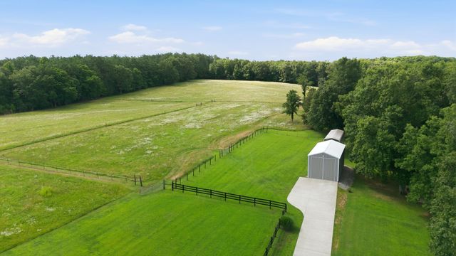 1955 Trace Creek Road, Mc Ewen, TN 37101