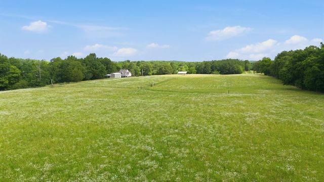 1955 Trace Creek Road, Mc Ewen, TN 37101