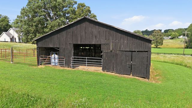 1955 Trace Creek Road, Mc Ewen, TN 37101