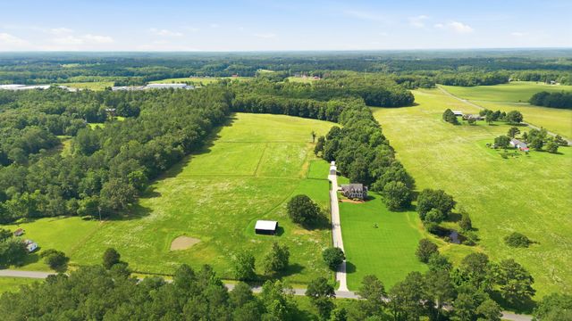 1955 Trace Creek Road, Mc Ewen, TN 37101