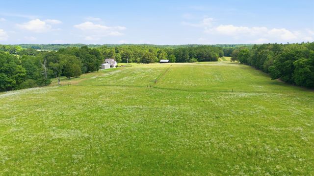 1955 Trace Creek Road, Mc Ewen, TN 37101