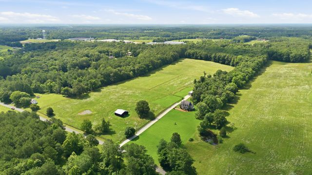 1955 Trace Creek Road, Mc Ewen, TN 37101