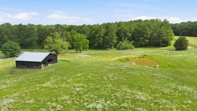 1955 Trace Creek Road, Mc Ewen, TN 37101