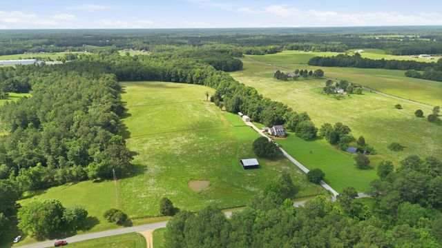 1955 Trace Creek Road, Mc Ewen, TN 37101