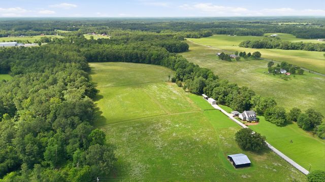 1955 Trace Creek Road, Mc Ewen, TN 37101