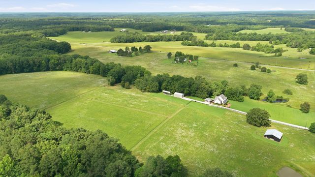 1955 Trace Creek Road, Mc Ewen, TN 37101