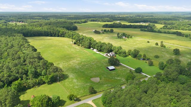 1955 Trace Creek Road, Mc Ewen, TN 37101