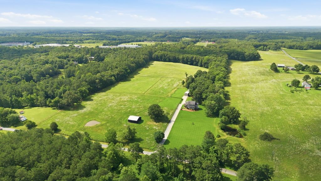 1955 Trace Creek Road, Mc Ewen, TN 37101