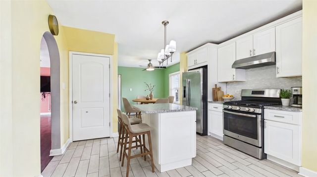 29 N Metropolitan Avenue, Waukegan, IL 60085