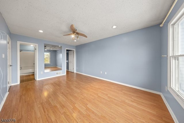 54 Burlington Ct, Hamburg Boro, NJ 07419