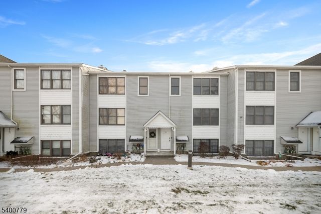 54 Burlington Ct, Hamburg Boro, NJ 07419