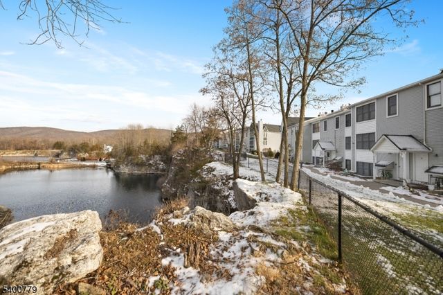 54 Burlington Ct, Hamburg Boro, NJ 07419