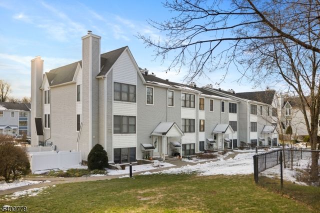 54 Burlington Ct, Hamburg Boro, NJ 07419