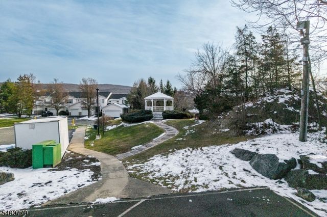 54 Burlington Ct, Hamburg Boro, NJ 07419