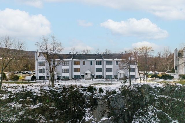 54 Burlington Ct, Hamburg Boro, NJ 07419