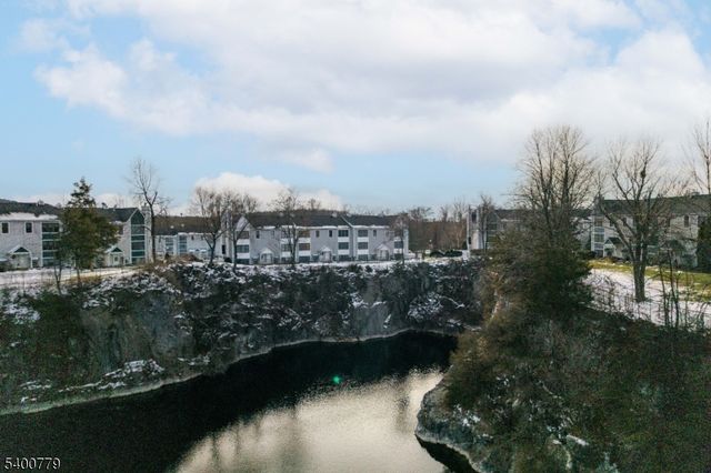 54 Burlington Ct, Hamburg Boro, NJ 07419