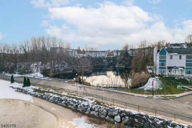 54 Burlington Ct, Hamburg Boro, NJ 07419