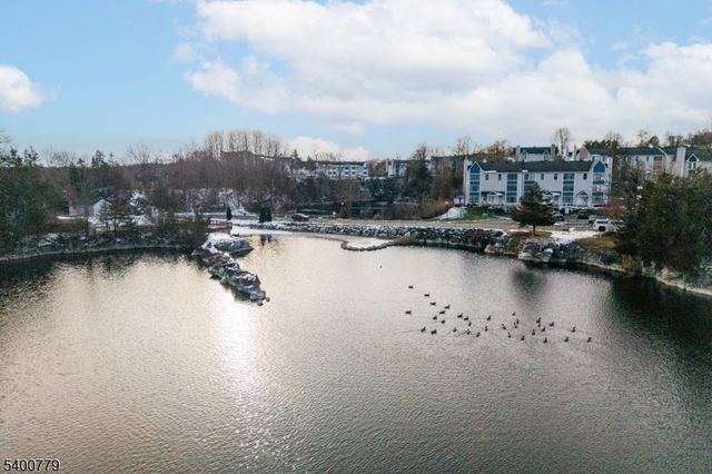 54 Burlington Ct, Hamburg Boro, NJ 07419