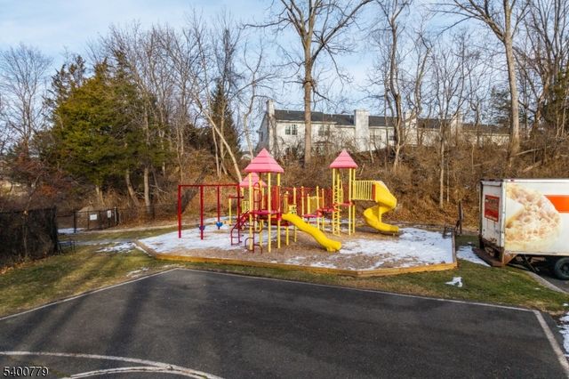 54 Burlington Ct, Hamburg Boro, NJ 07419