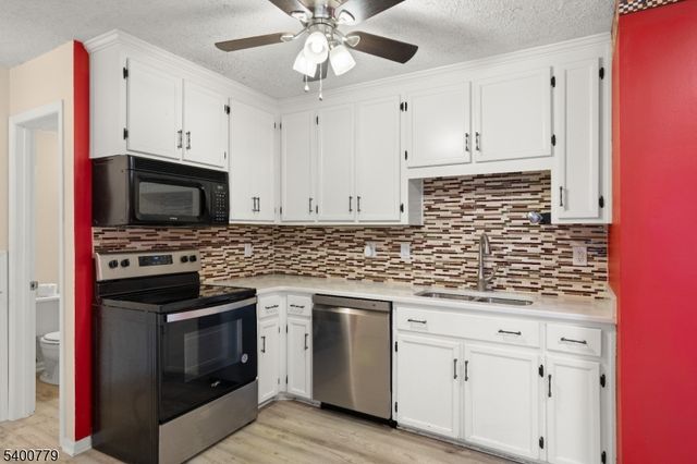 54 Burlington Ct, Hamburg Boro, NJ 07419