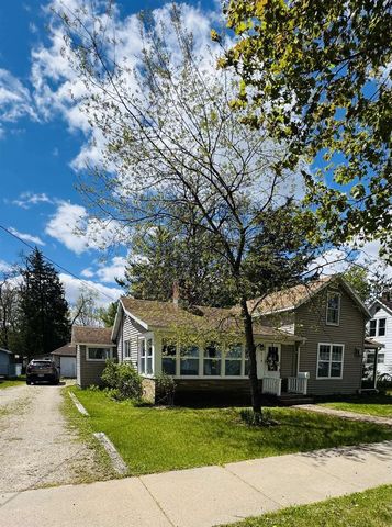 716 ROYALTON STREET, Waupaca, WI 54981
