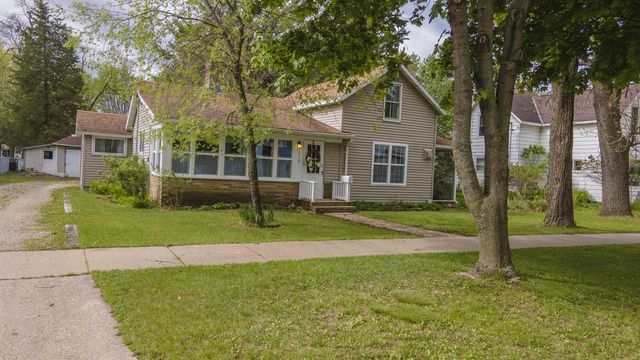 716 ROYALTON STREET, Waupaca, WI 54981