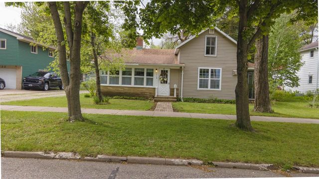716 ROYALTON STREET, Waupaca, WI 54981