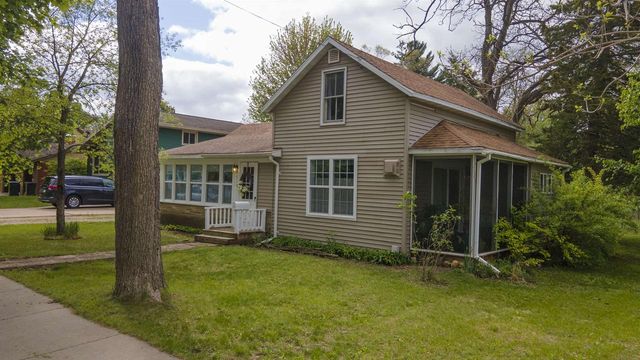 716 ROYALTON STREET, Waupaca, WI 54981