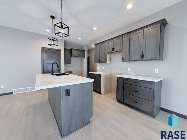 1104 S 6th Ave Avenue, Rock Rapids, IA 51246