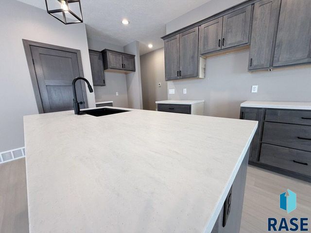 1104 S 6th Ave Avenue, Rock Rapids, IA 51246