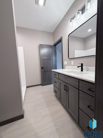 1104 S 6th Ave Avenue, Rock Rapids, IA 51246