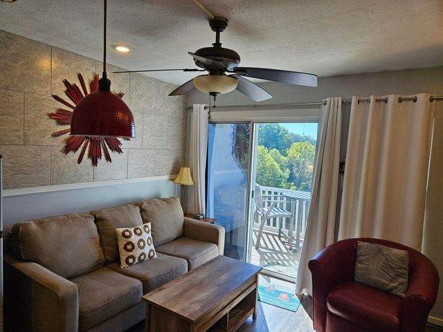 1085 Bluewater Dr Unit 116, Moneta, VA 24121