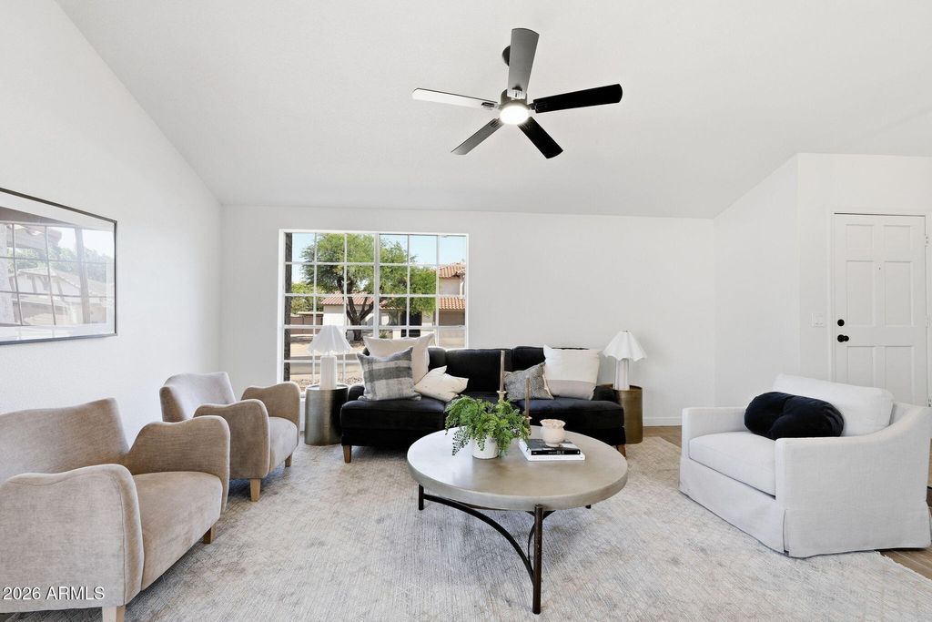 Image 11 of property listing at 4574 E CORRAL Road, Phoenix, AZ 85044