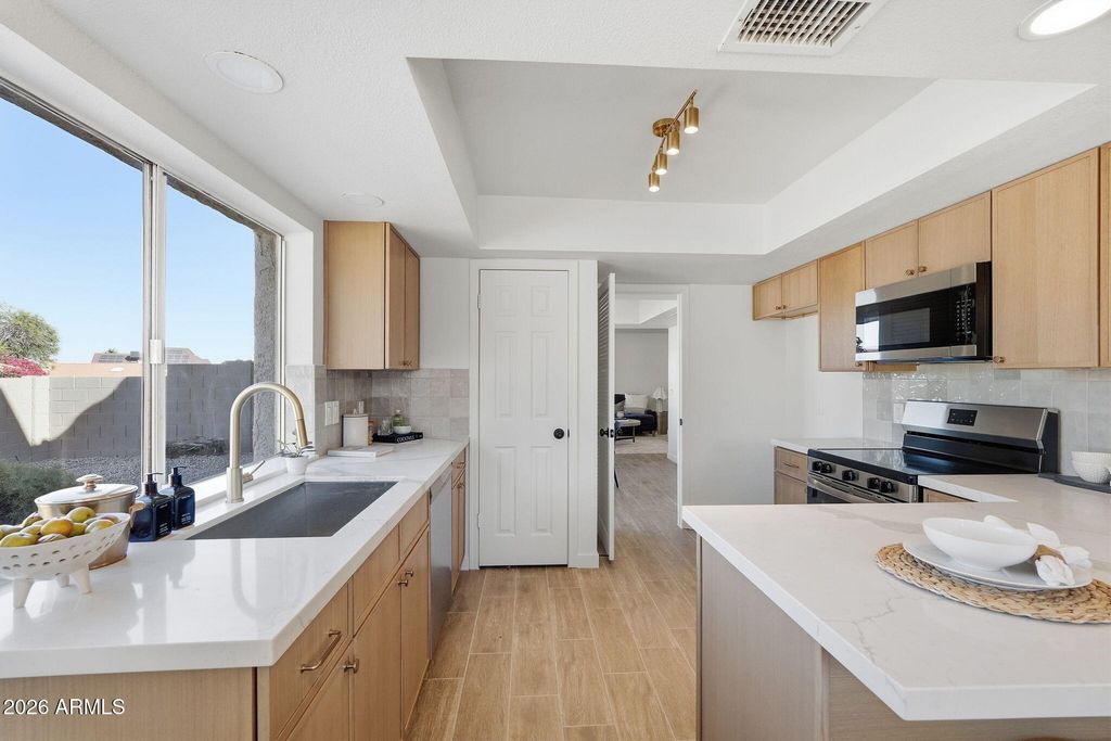 Image 15 of property listing at 4574 E CORRAL Road, Phoenix, AZ 85044