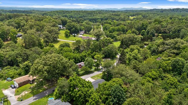 555 E Garden Farm Road, Rossville, GA 30741