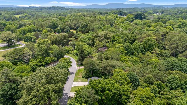555 E Garden Farm Road, Rossville, GA 30741