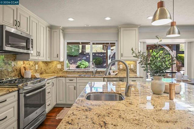5515 Langford Ct, Concord, CA 94521